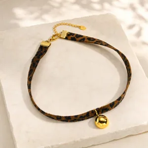 Gargantilla con estampado de leopardo y colgante de campana dorada, correa de terciopelo y cadena.