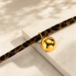 Exquisito collar de gargantilla de terciopelo con estampado de leopardo y colgante dorado.
