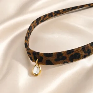 Collar de gargantilla ancho con estampado de leopardo para mujer con colgante de cristal blanco.