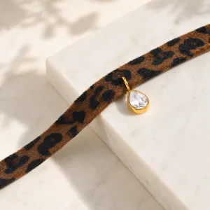 Vista detallada del collar gargantilla ancho con estampado de leopardo y cristal.
