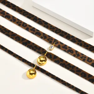 Collar gargantilla de terciopelo con estampado de leopardo, esfera dorada y colgante de cristal.