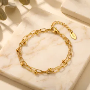 Bracelet double couche en acier dore avec chaine longue et perles rondes elegantes