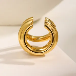 Elegante orecchino a clip triplo strato in acciaio inossidabile dorato dettaglio.