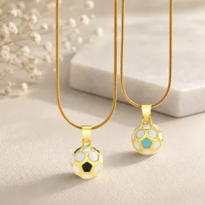 Elegante collana dorata da donna con ciondolo pallone da calcio in smalto, bijoux chic.