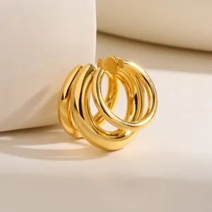 Elegante orecchino a cuffia triplo strato in acciaio inox, gioiello minimalista dorato.