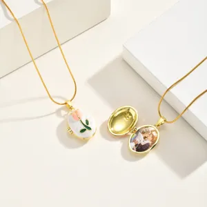 Detailansicht der goldenen Medaillon-Halskette mit Emaille-Tulpenblüte und aufklappbarem Fotofach.