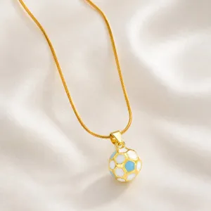 Collana in rame dorato con ciondolo a forma di pallone da calcio smaltato blu e bianco moda.