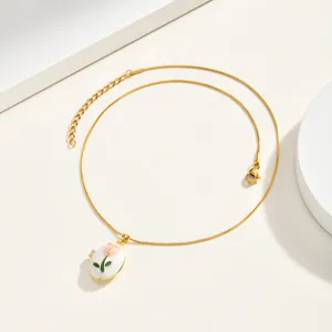 Goldfarbene Kette mit einem zum Öffnen gedachten ovalen Medaillon mit rosa Emaille-Blume.
