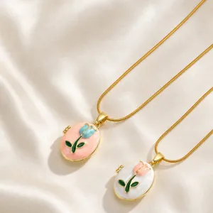 Goldfarbene Kupfer Halskette Set mit ovalen Emaille Tulpen Medaillon Anhängern in Rosa Weiß.