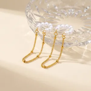 Auricolare con perle finte in acciaio inossidabile dorato donna, vista dettagliata.
