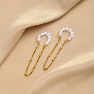 Orecchino a polsino con catena in perle e acciaio inossidabile dorato, gioiello elegante.