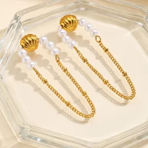 Orecchini a catena con conchiglia e perla sintetica in acciaio inox oro, design elegante.