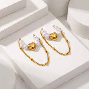Ear cuff dorata in acciaio inossidabile con perle finte e catena a cuore da donna.