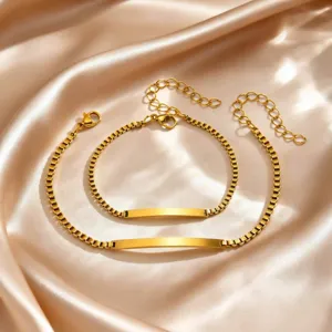 Detalle de pulsera de acero inoxidable dorado con placa curva, joya de cadena minimalista.