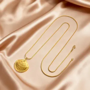 Elegante collana con ciondolo a conchiglia dorata e catena a serpente per stile marino.