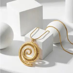 Collana con ciondolo a spirale dorata dettaglio, design metallico elegante su catena.