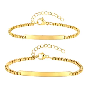 Pulsera de acero inoxidable dorada con placa de identificación para mujer, acabado brillante.