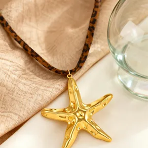 Primo piano dettagliato della collana con ciondolo a stella marina dorata e cordino leopardato.