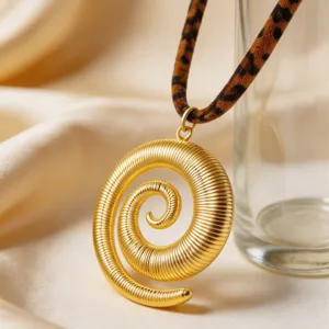 Collana con ciondolo a spirale in acciaio inossidabile dorato con lunga corda maculata.