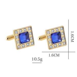 Vue rapprochée de boutons de manchette dorés carrés avec pierre bleue et zircon pavé.