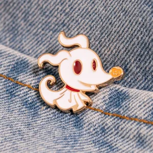 Spilla smaltata a forma di fantasma di cartone animato per abbigliamento in denim di Halloween.