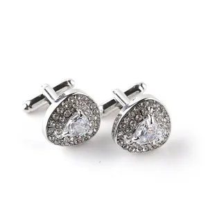 Gedetailleerd uitzicht van zilveren kristallen manchetknopen voor heren dames strass knopen.