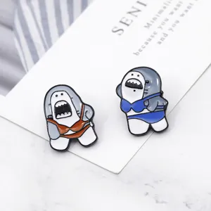 Leuke cartoon bikini haai emaille speld voor koppels, grappige metalen broche badge voor jas.