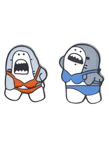 Leuke grappige haai emaille broche pin set voor koppels, cartoon bikini kleding badge.
