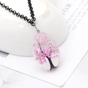Elegante collana con ciondolo ovale in resina di fiori secchi fatti a mano con catena nera.