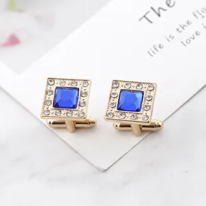Gros plan de boutons de manchette de chemise française en strass carré bleu pour hommes.