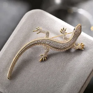 Squisita spilla a forma di lucertola con cristalli dorati, elegante gioiello per cappotto.
