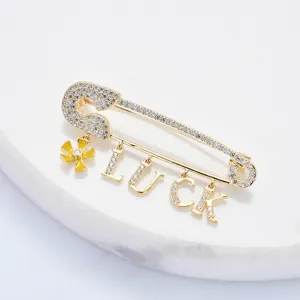 Mode Cuivre Strass Lettre Luck Broche Épingle de Sûreté Design Cardigan Costume Broche Épingle Pour Saint Valentin Cadeau Navette Unisex Bijoux Accessoires