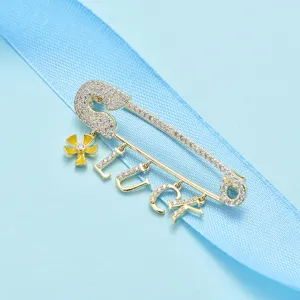 Broche épingle de sûreté dorée en strass avec lettre LUCK et charm fleur jaune pour femmes.