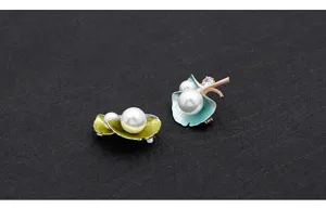 Close-up detail view of ginkgo leaf pearl brooch, featuring elegant alloy design.