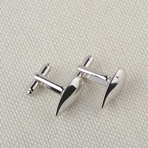Détail boutons de manchette goutte d'argent, élégant accessoire en alliage métal.