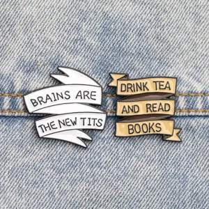 Emaille Pin Set mit kreativen Sprüchen und Buchmotiven, ideal für Jeansjacken und Taschen.
