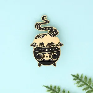 Broche en émail chaudron magique punk, accessoire de sorcière gothique avec étoiles lune.