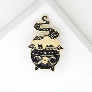 Gros plan détail de la broche en émail métallique de chaudière sorcellerie style punk.