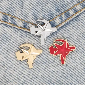 Broche en émail métallique avec design de faucille marteau étoile soviétique sur denim
