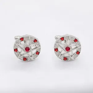 Zilverkleurige manchetknopen van legering met pentagram ontwerp en rode strass steentjes.