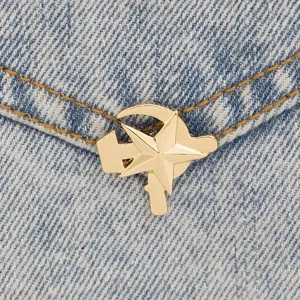 Broche épingle en métal de style soviétique rétro avec marteau étoile sur tissu denim