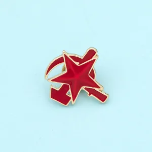 Vue de détail de la broche en émail métallique étoile rouge marteau faucille style soviétique.