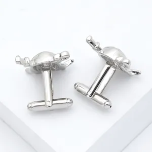 Silberne Totenkopf Manschettenknöpfe fuer Herren Hemd stilvolle Metall Accessoires