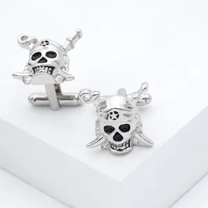 Silberne Totenkopf Manschettenknoepfe fuer Herren, klassisches Piraten Design Hemd.