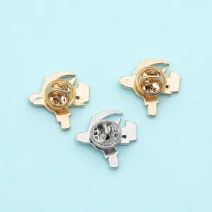 Epingles de revers en email metallique vintage avec design de marteau et de faucille.