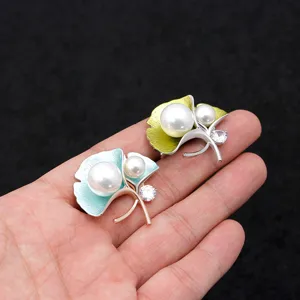 Elegant ginkgo leaf pearl brooch pin, creative fashion jewelry accessory for women daily wear.