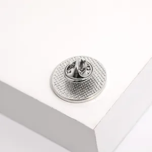 Detailansicht der silbernen Metall Brosche Ruckseite, minimalistischer weisser Hintergrund.