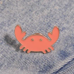 Nahaufnahme Detailansicht einer süßen rosa Krabbe Emaillernadel als stilvolles Accessoire.