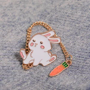 Süßer Cartoon weißer Hase Emaillierte Anstecknadel mit Karottenkette, kreative Metallbrosche.