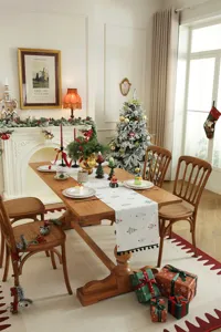Accogliente tavola natalizia con runner da tavola festivo e decorazioni a tema.